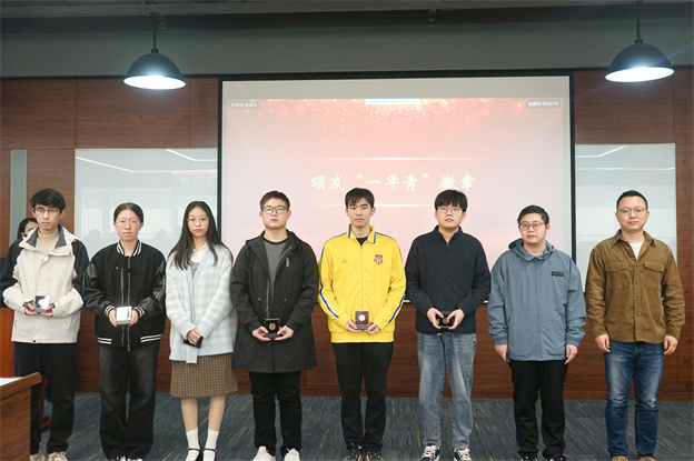 4-頒發(fā)一年青徽章1 .jpg