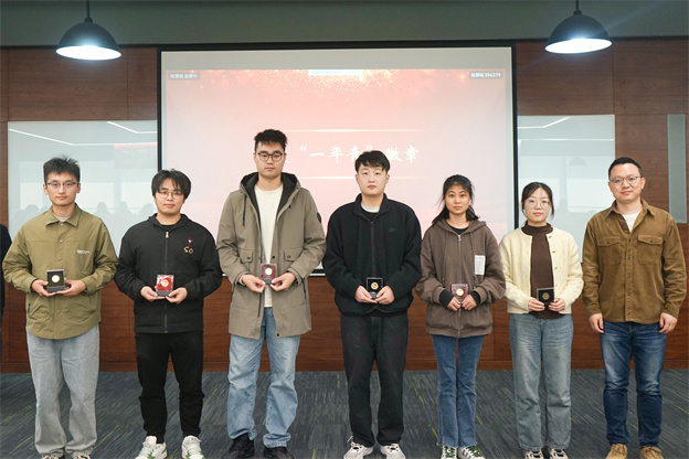 4-頒發(fā)一年青徽章2 .jpg