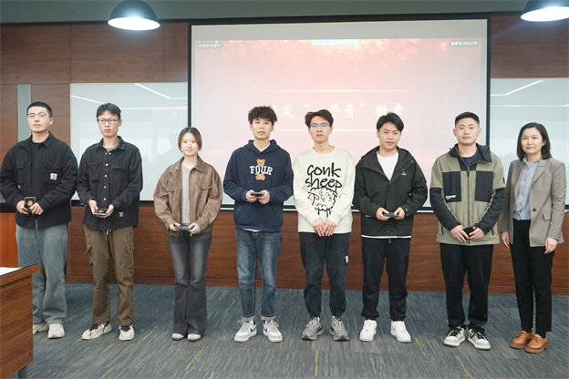 4-頒發(fā)一年青徽章6 .jpg